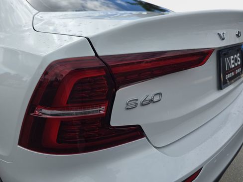 Used 2020 Volvo S60 T5 Momentum FWD image 16