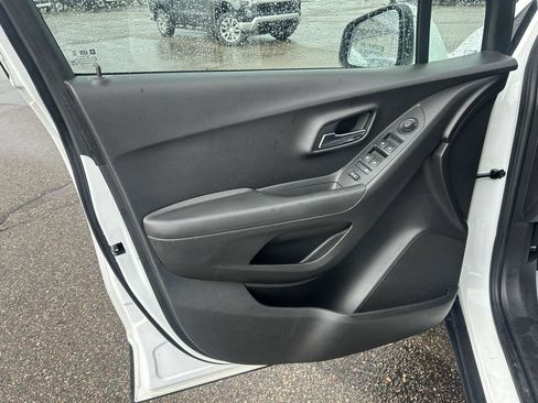 Used 2018 Chevrolet Trax LT w/ LT Convenience Package FWD image 14