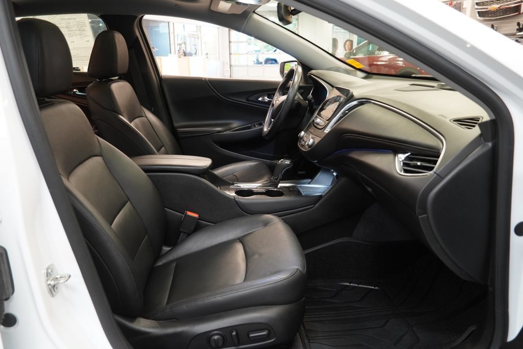Used 2018 Chevrolet Malibu LT w/ Leather Package FWD image 36