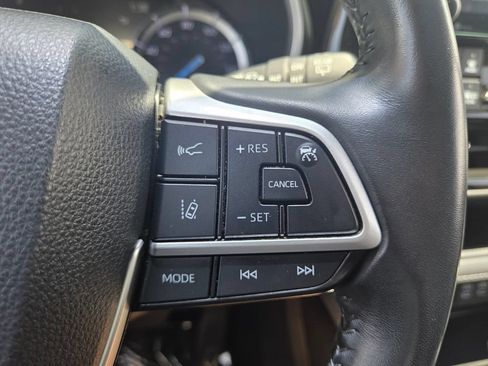 Used 2022 Toyota Highlander XLE FWD image 23