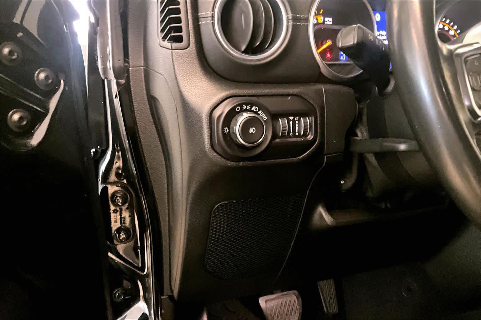 Used 2018 Jeep Wrangler Unlimited Sahara w/ Safety Group AWD/4WD image 30