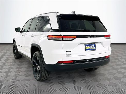 New 2025 Jeep Grand Cherokee Altitude image 21