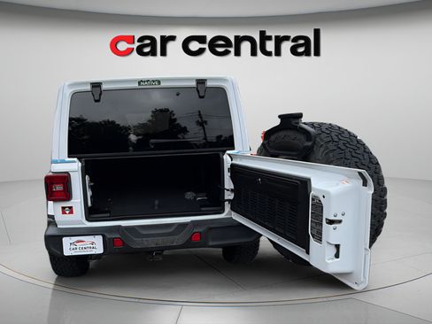 Used 2018 Jeep Wrangler Unlimited Sahara w/ Dual Top Group AWD/4WD image 9