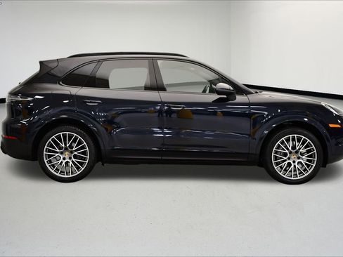 Used 2022 Porsche Cayenne Platinum Edition image 8