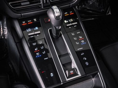 Certified 2026 Porsche Macan AWD/4WD image 24