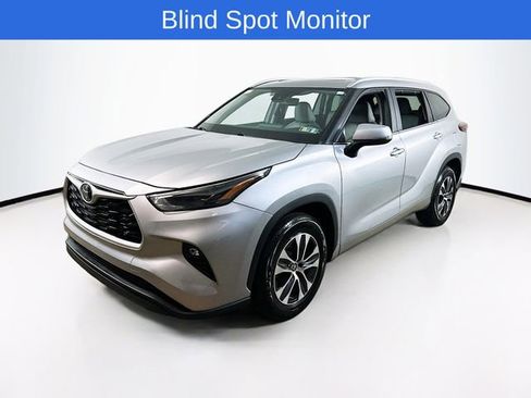Used 2024 Toyota Highlander XLE FWD image 3