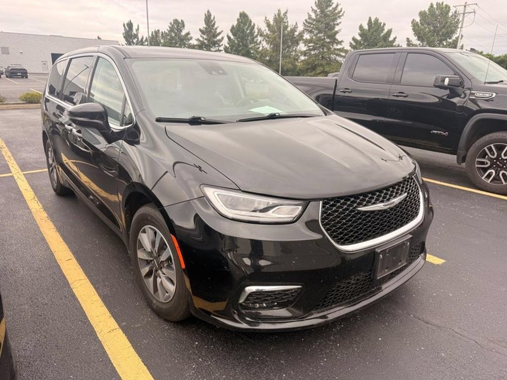 Used 2024 Chrysler Pacifica Limited FWD image 2