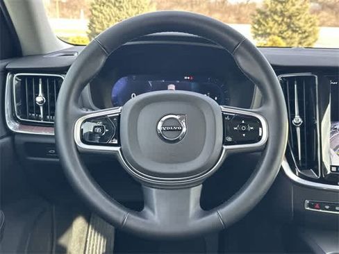 Used 2025 Volvo V60 B5 Cross Country Plus image 8