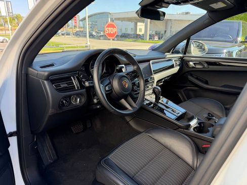 Used 2023 Porsche Macan Turbo image 8