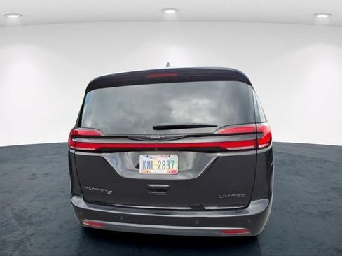 Used 2025 Chrysler Pacifica Limited FWD image 17