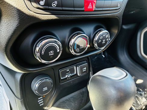 Used 2016 Jeep Renegade Latitude image 28