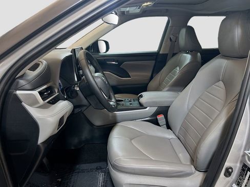 Used 2023 Toyota Highlander XLE AWD/4WD image 18
