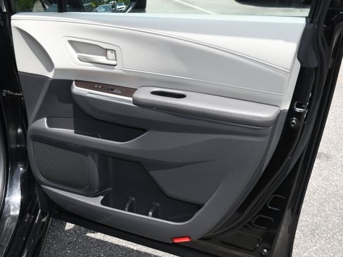 Used 2023 Toyota Sienna LE image 17