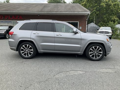 Used 2018 Jeep Grand Cherokee Overland AWD/4WD image 4