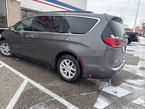 Used 2022 Chrysler Pacifica Touring-L image 5