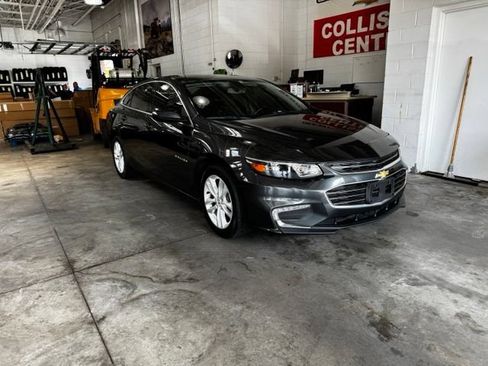 Used 2017 Chevrolet Malibu LT FWD image 3
