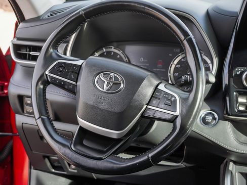 Certified 2022 Toyota Highlander XLE image 35