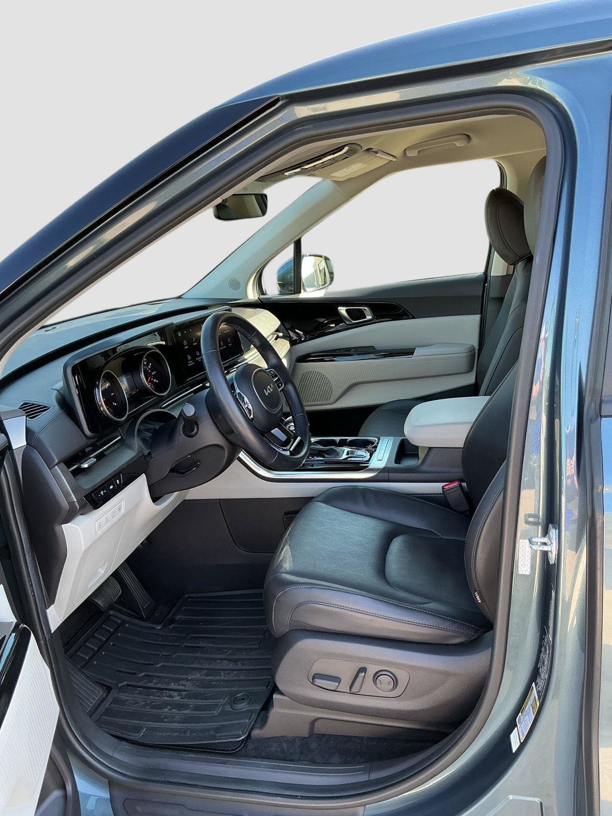 Used 2023 Kia Carnival EX FWD image 16