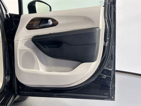 Used 2023 Chrysler Pacifica Limited image 9