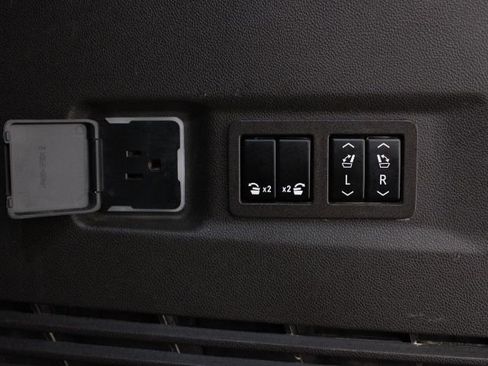 Used 2022 GMC Yukon XL Denali image 15