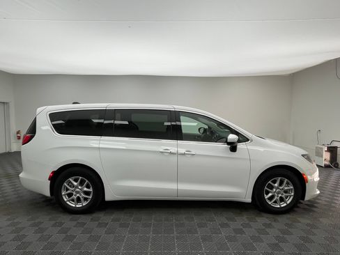 Used 2022 Chrysler Voyager LX FWD image 7