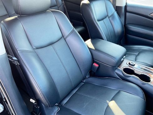 Used 2020 Nissan Pathfinder Platinum image 30