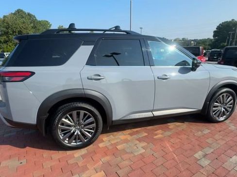 Used 2023 Nissan Pathfinder SL w/ SL Premium Package AWD/4WD image 3