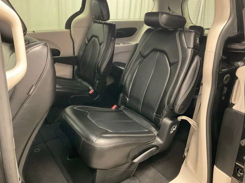 Used 2023 Chrysler Pacifica Touring-L image 23