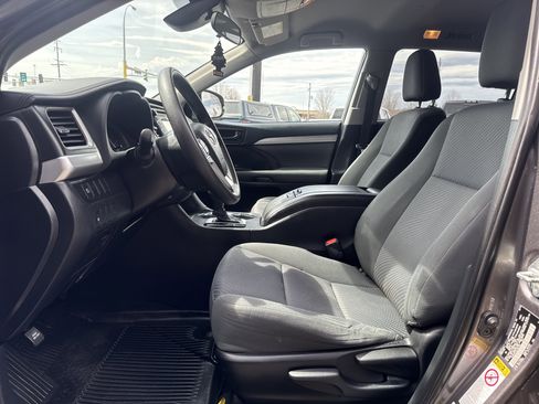 Used 2019 Toyota Highlander LE image 5