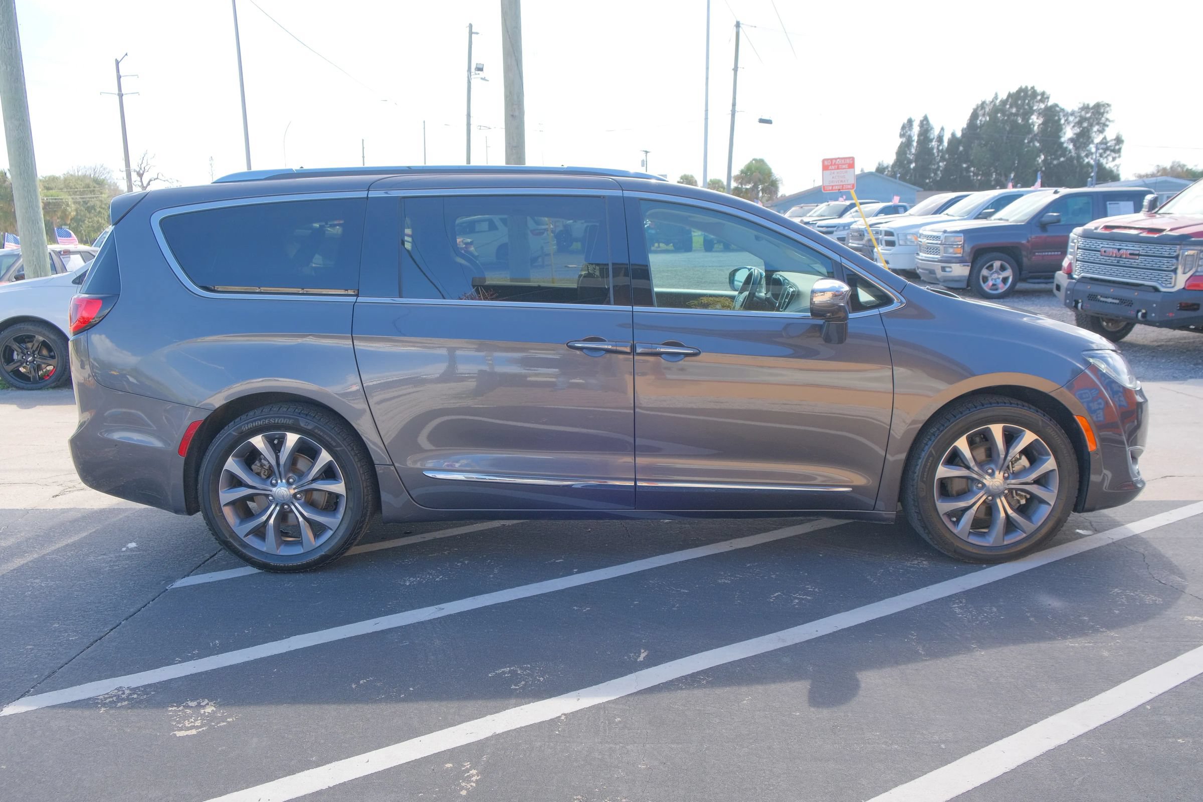 Used 2018 Chrysler Pacifica Limited w/ Tire & Wheel Group FWD image 4