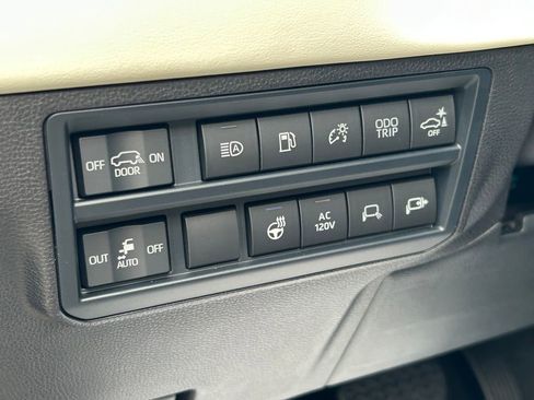 Used 2025 Toyota Sequoia Capstone AWD/4WD image 34