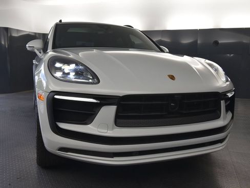 Certified 2025 Porsche Macan AWD/4WD image 40