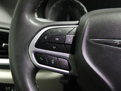 Used 2024 Chrysler Pacifica Touring-L FWD image 23