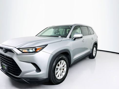 Used 2025 Toyota Grand Highlander FWD image 3