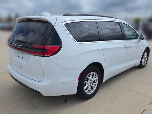 Used 2022 Chrysler Pacifica Touring-L w/ Uconnect Theater Family Group FWD image 5