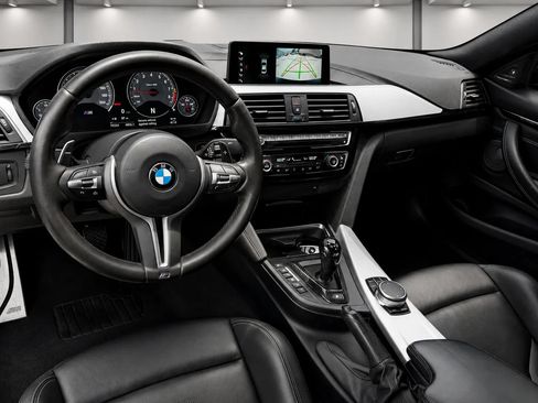 Used 2018 BMW M4 Coupe RWD image 9
