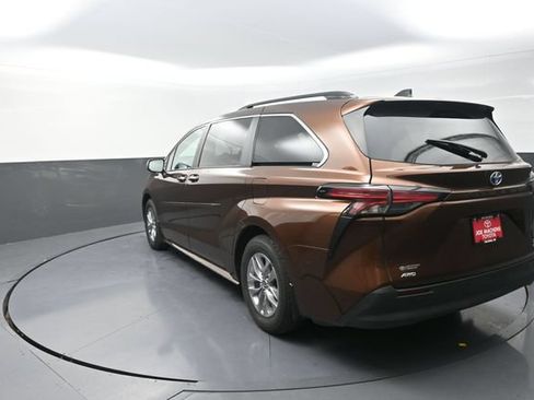 Certified 2022 Toyota Sienna XLE w/ XLE Plus Package AWD/4WD image 60
