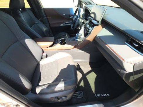 Used 2021 Toyota Venza Limited image 31