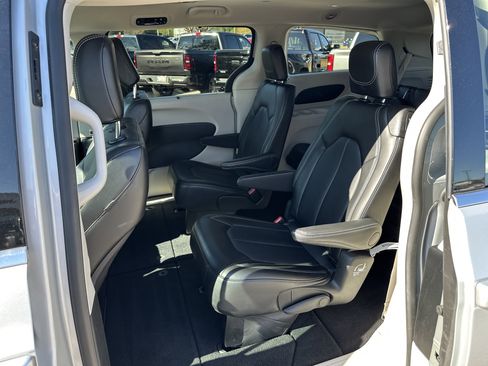 Used 2024 Chrysler Pacifica Touring-L image 23