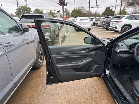 Used 2024 Nissan Altima 2.5 SV image 12