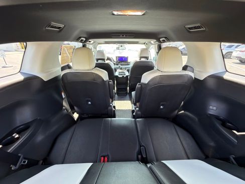 Used 2025 Toyota Sienna XSE AWD/4WD image 33