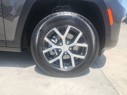 Used 2024 Jeep Grand Cherokee Limited image 14