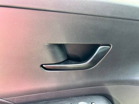 Used 2025 Hyundai Kona SEL FWD image 12
