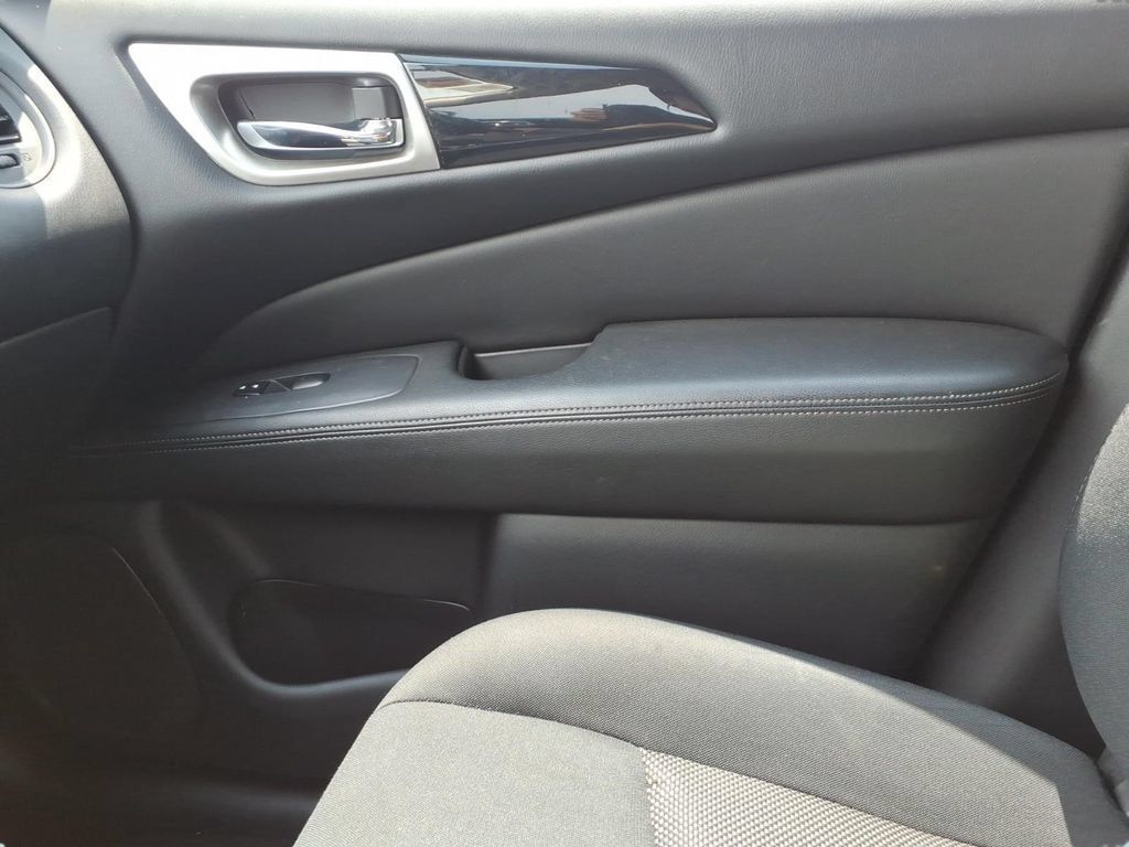Used 2020 Nissan Pathfinder S FWD image 24