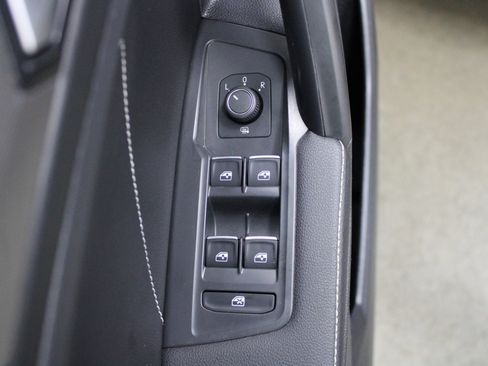 Used 2022 Volkswagen Tiguan SE image 13