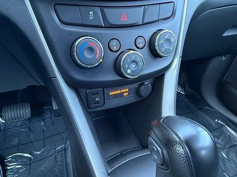 Used 2021 Chevrolet Trax LS FWD image 26