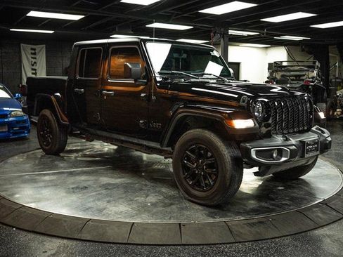 Used 2023 Jeep Gladiator Sport image 5