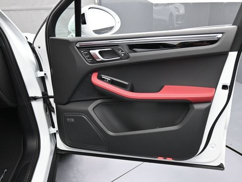 Certified 2026 Porsche Macan AWD/4WD image 29