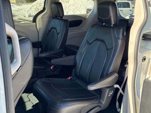 Used 2023 Chrysler Pacifica Touring-L image 11
