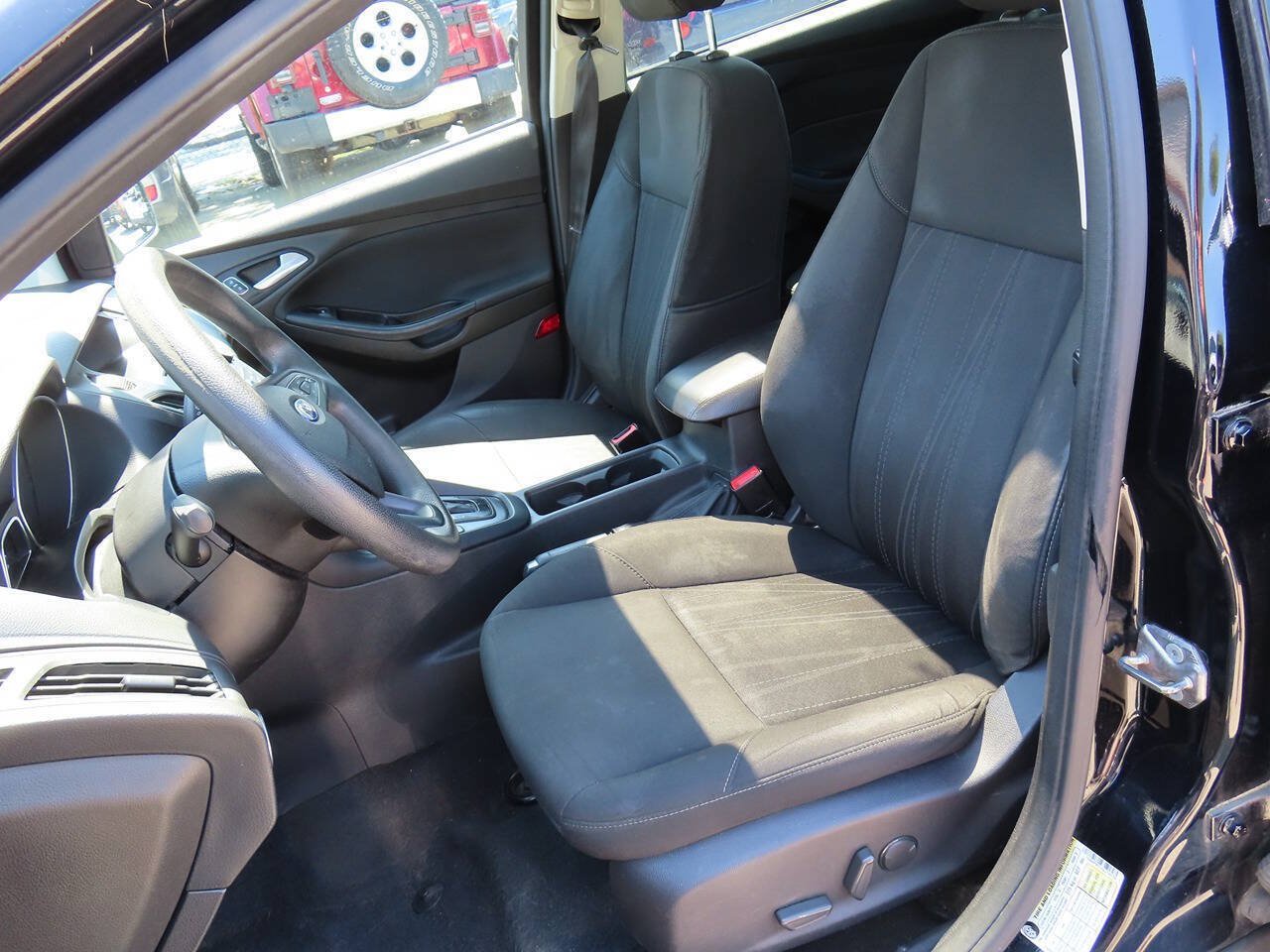Used 2016 Ford Focus SE w/ SE Power Seat Package FWD image 17